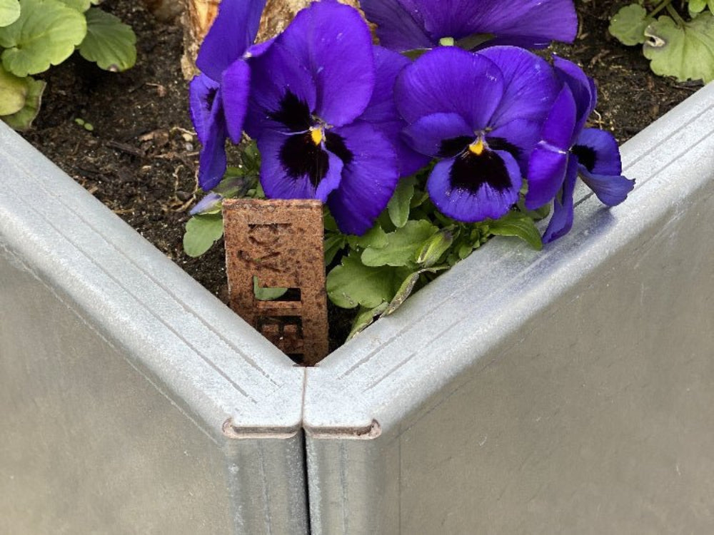 Detalj av dobbelt ombuk på EDGY plantekasse