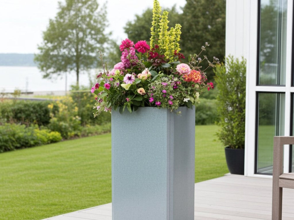 EDGY høy kvadratisk plantekasse i galvanisert stål med blomster
