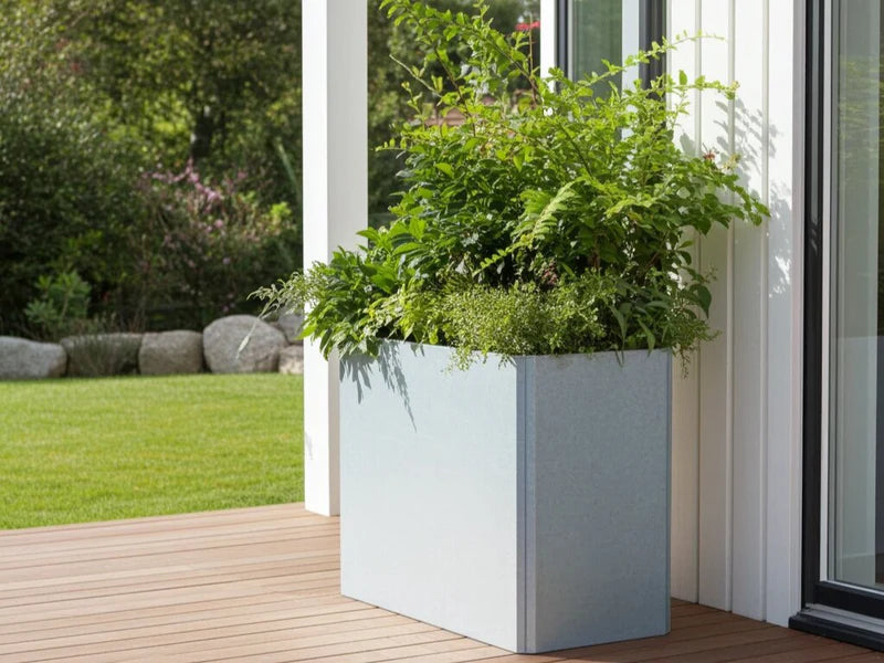 EDGY høy rektangulær plantekasse i galvanisert stål ved fasade