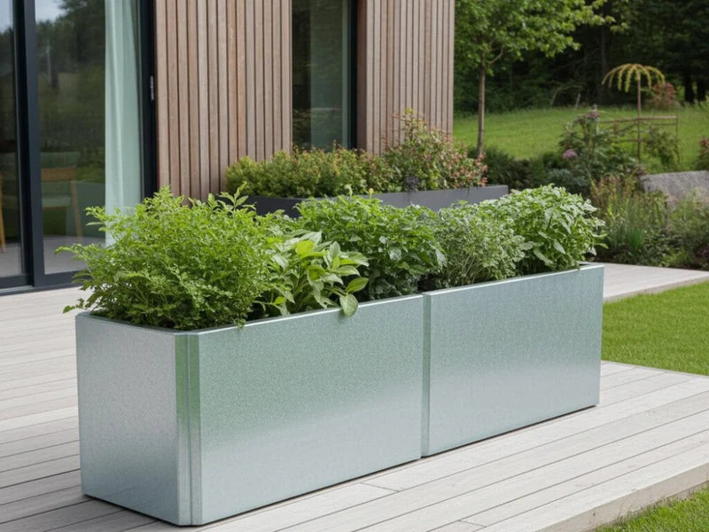 Lange lav EDGY plantekasser i galvanisert stål på terrasse