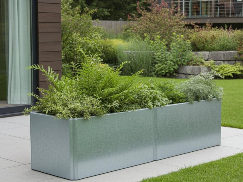 EDGY plantekasse i galvanisert stål ved moderne bolig