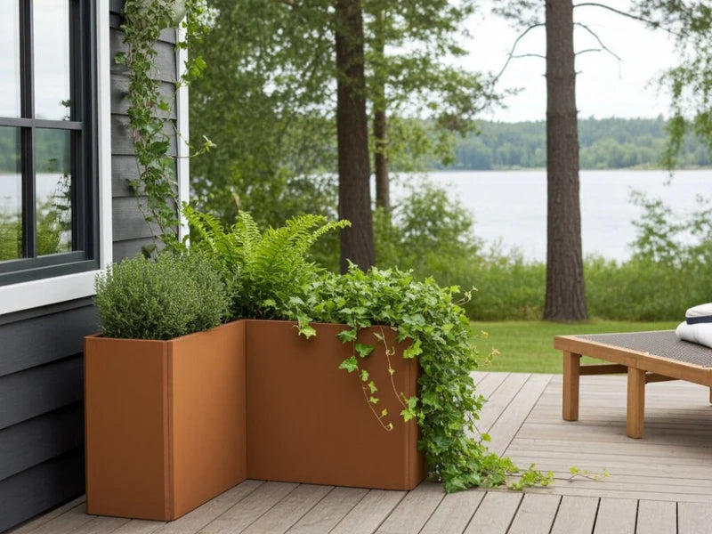 EDGY høy vinkel plantekasse i cortenstål med grønn beplantning på terrasse