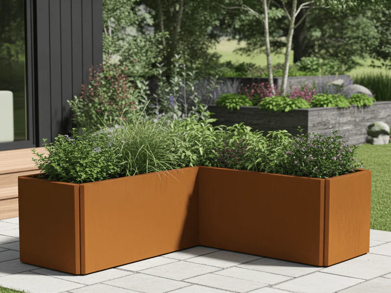 EDGY vinkel plantekasse i cortenstål med grønn beplantning på terrasse
