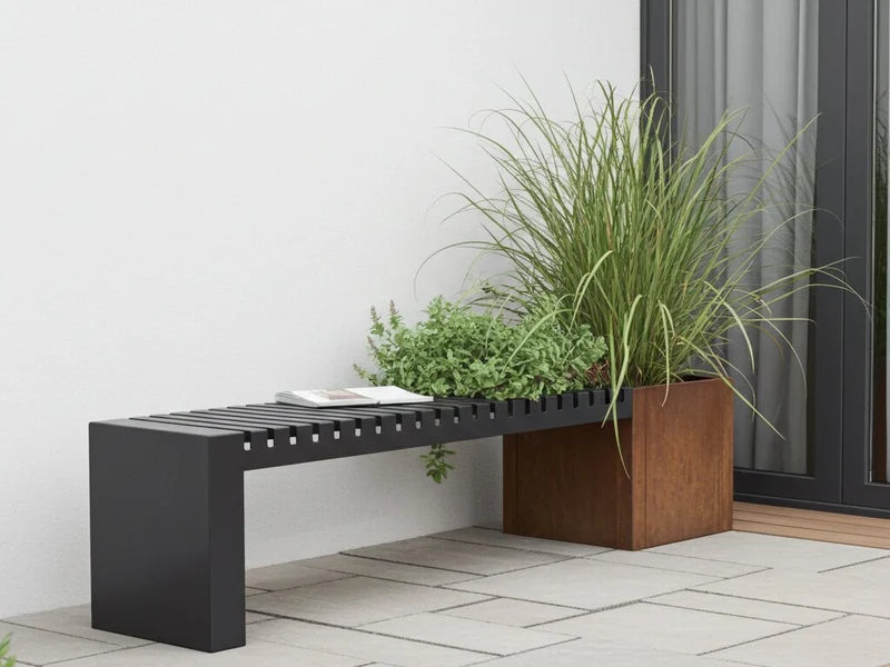 Endebenk i sort stål ved plantekasse på terrasse