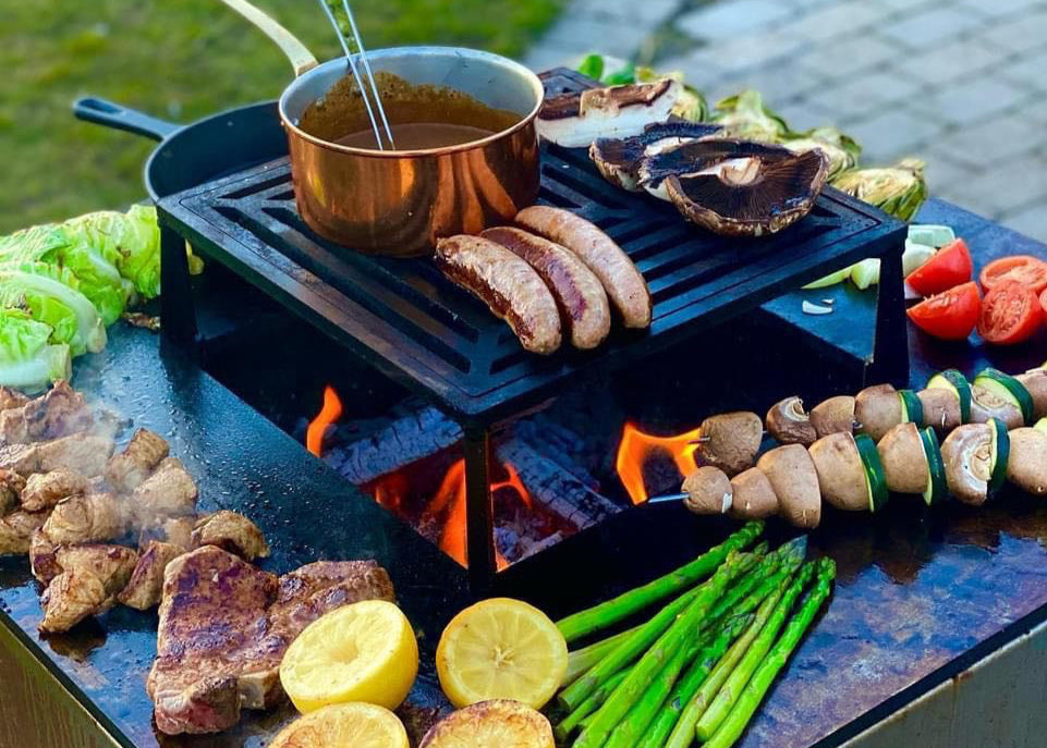 Forskellig mad på bålgrill