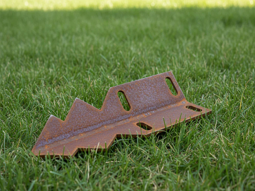 Hjørnespyd i cortenstål for 45 graders sammenkobling av bedkant med svarte bolter