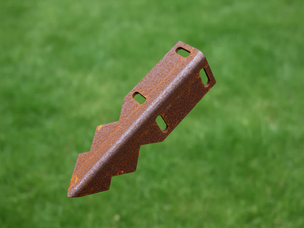 Hjørnespyd i cortenstål for 90 graders sammenkobling av bedkant med svarte bolter