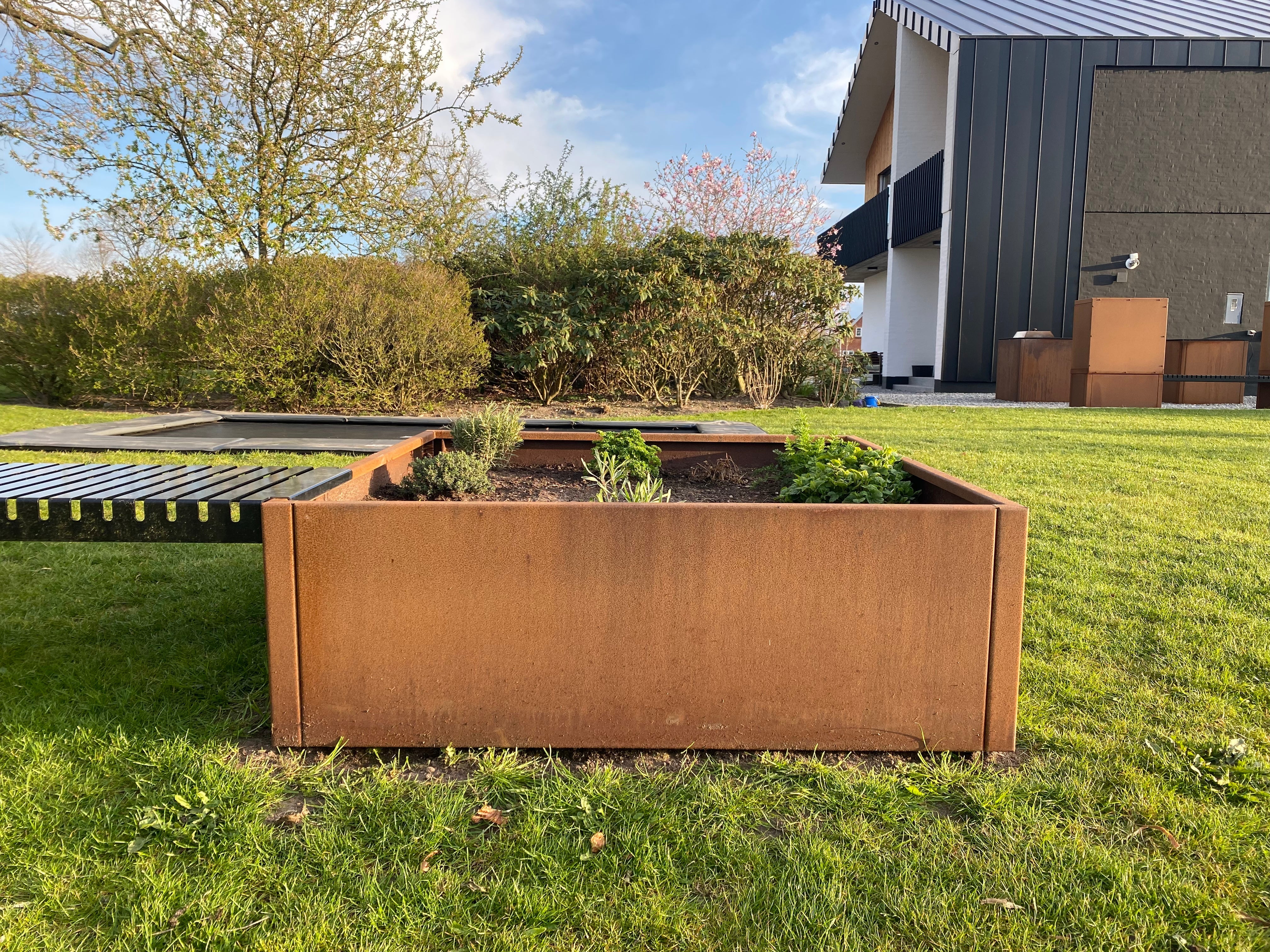 hoejbede-cortenstaal-cuby2-no