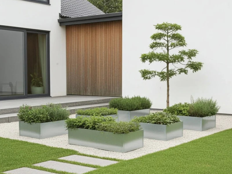 Høybed i galvanisert stål med planter i moderne hage