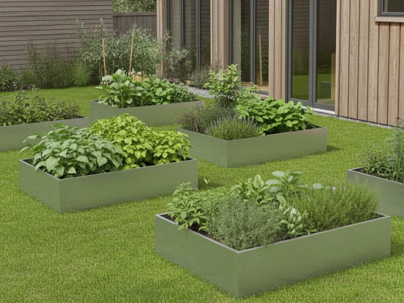 Høybed i galvanisert stål med grønnsaker og urter i hage