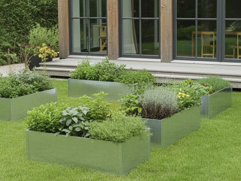 Høybed i galvanisert stål med grønnsaker og urter i kjøkkenhage