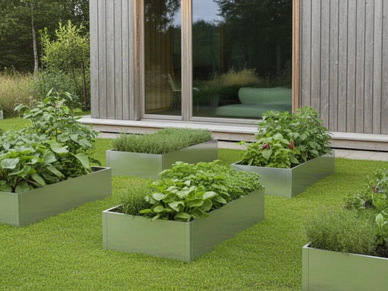 Flere høybed i galvanisert stål med urter og grønnsaker i hage