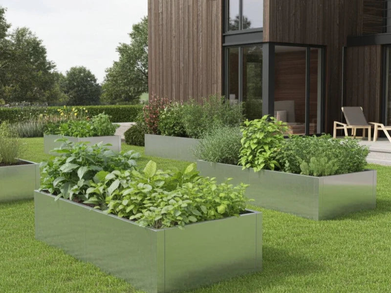 Flere høybed i galvanisert stål med planter i moderne villahage