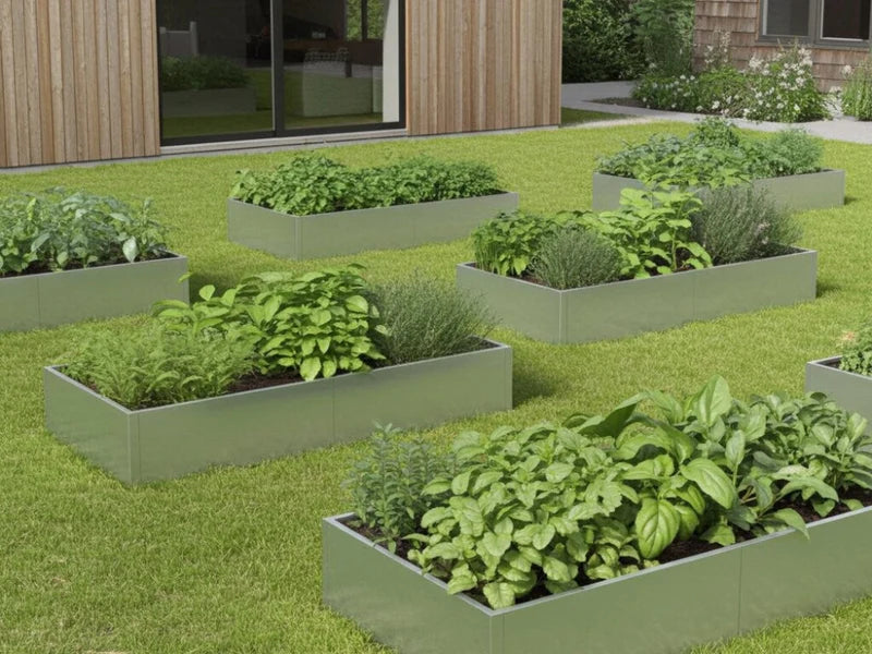 Flere høybed i galvanisert stål med urter og grønnsaker på plen i hage