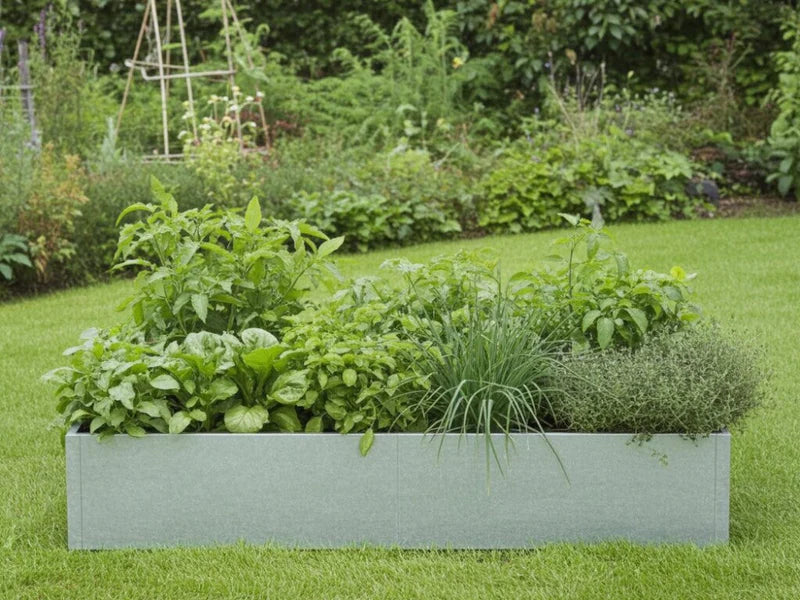 Høybed i galvanisert stål med urter og planter i naturhage