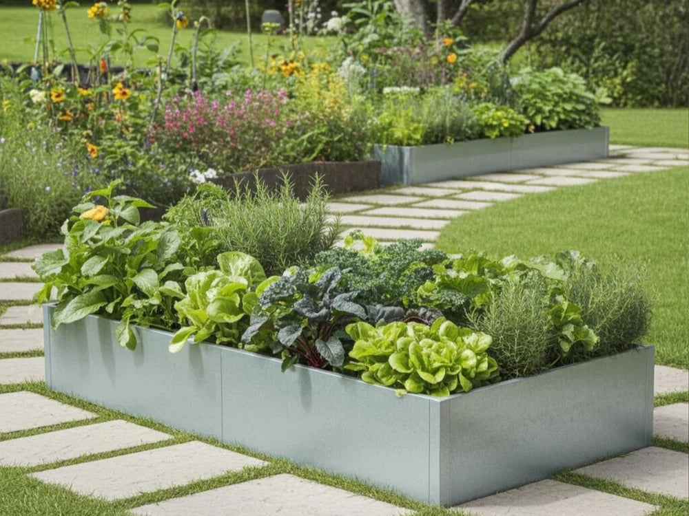 Høybed i galvanisert stål med grønnsaker og urter i moderne kjøkkenhage