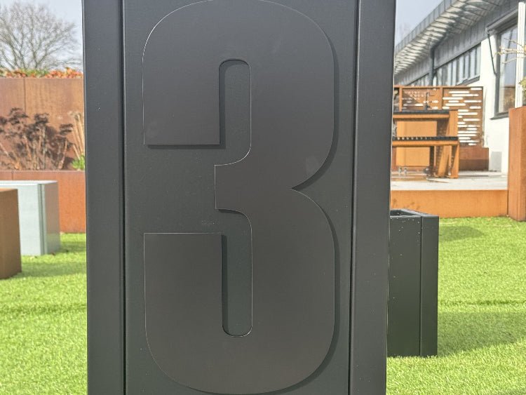 husnummer-sortlakeret2-no