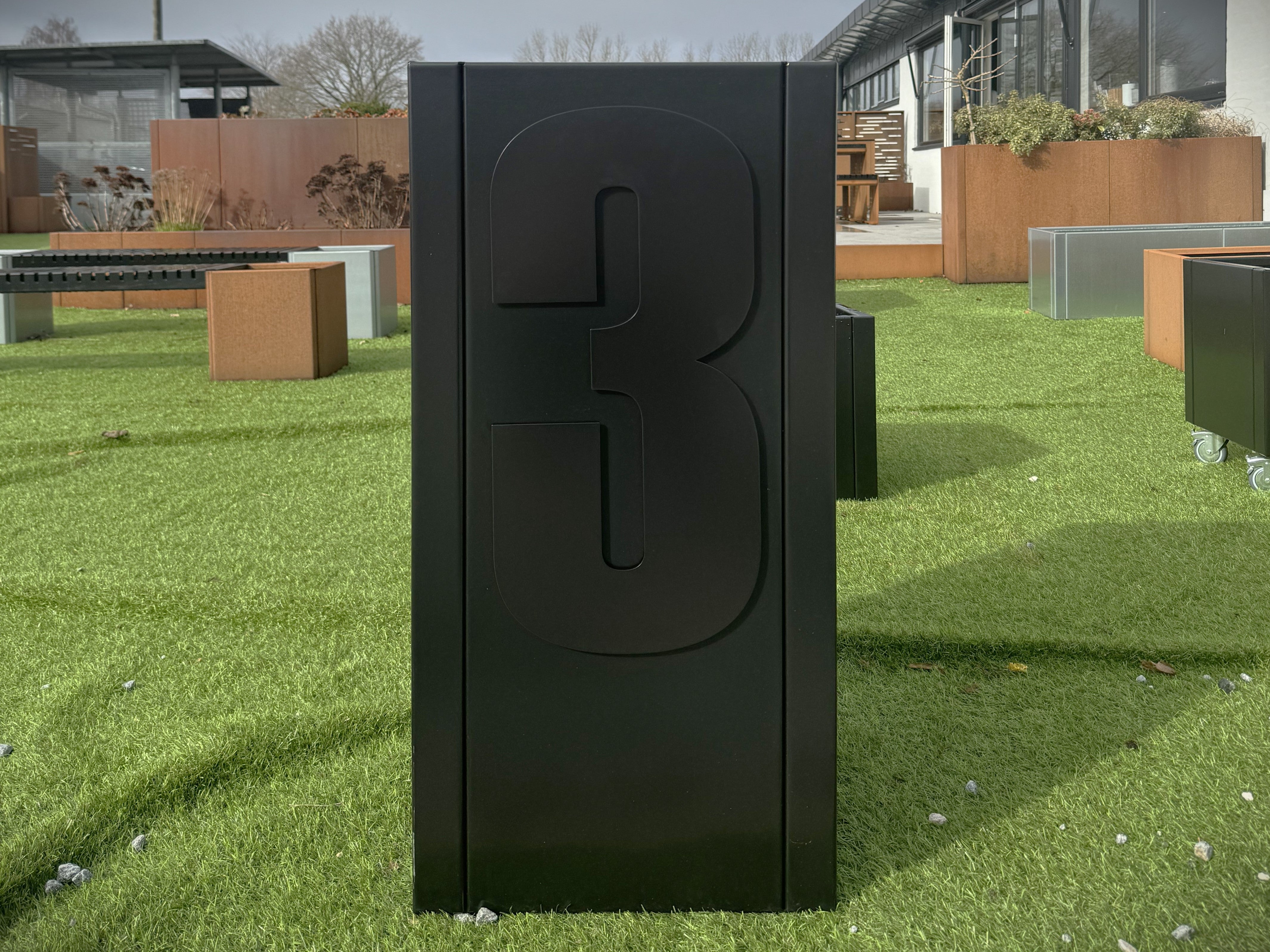 husnummer-sortlakeret3-no