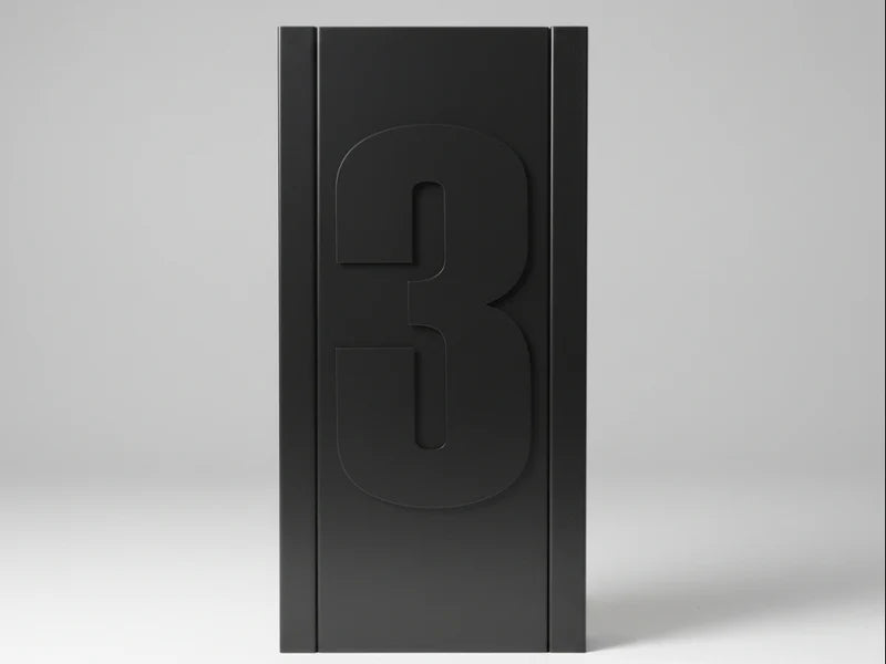 Husnummer i svartlakkert stål i minimalistisk design