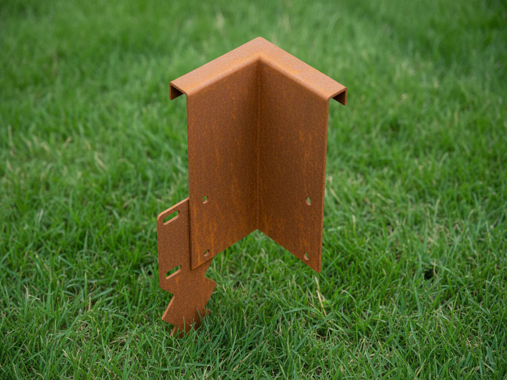 Innvendig 90 graders hjørne i cortenstål for hagekant med ombuk og samlespyd