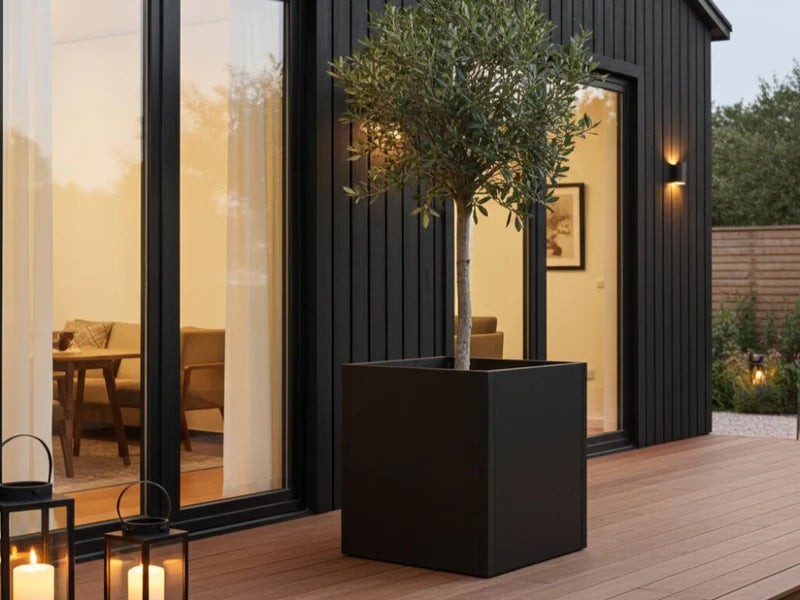 Kvadratisk høybed i svart stål i minimalistisk design