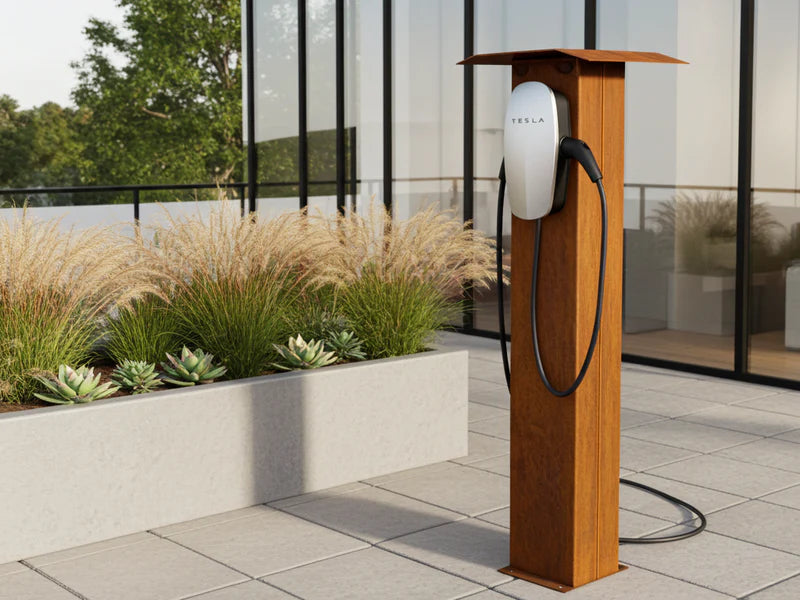 Ladestolpe for elbil i cortenstål i hage