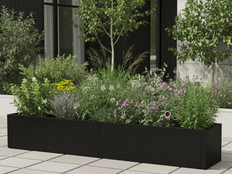 Plantekasse i svart stål med stauder og gress