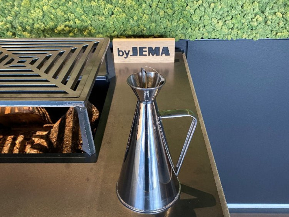 Oljekanne i rustfritt stål plassert i utendørs kjøkken