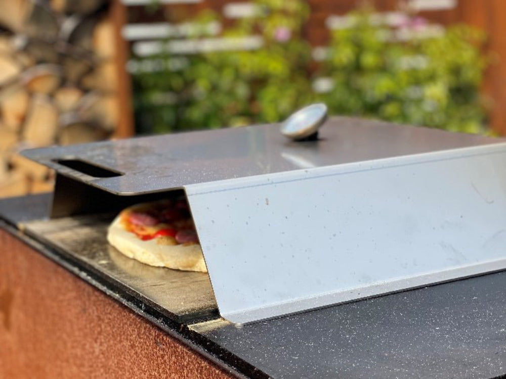 Pizzaovn i rustfritt stål plassert på grill