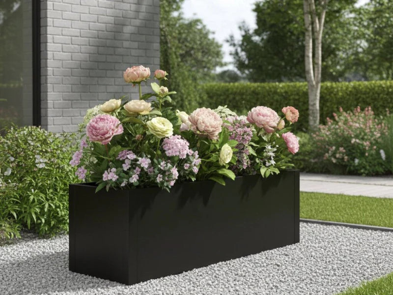 Plantekasse i svart stål med blomstrende stauder