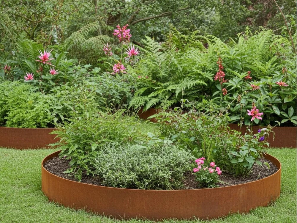 Rund bedring i cortenstål med blomster og stauder i hage