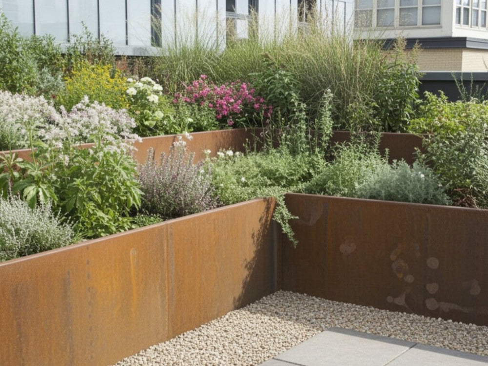 Støttemur i cortenstål med blomster og prydgress