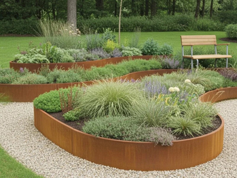 Buet støttemur i cortenstål med stauder i hage