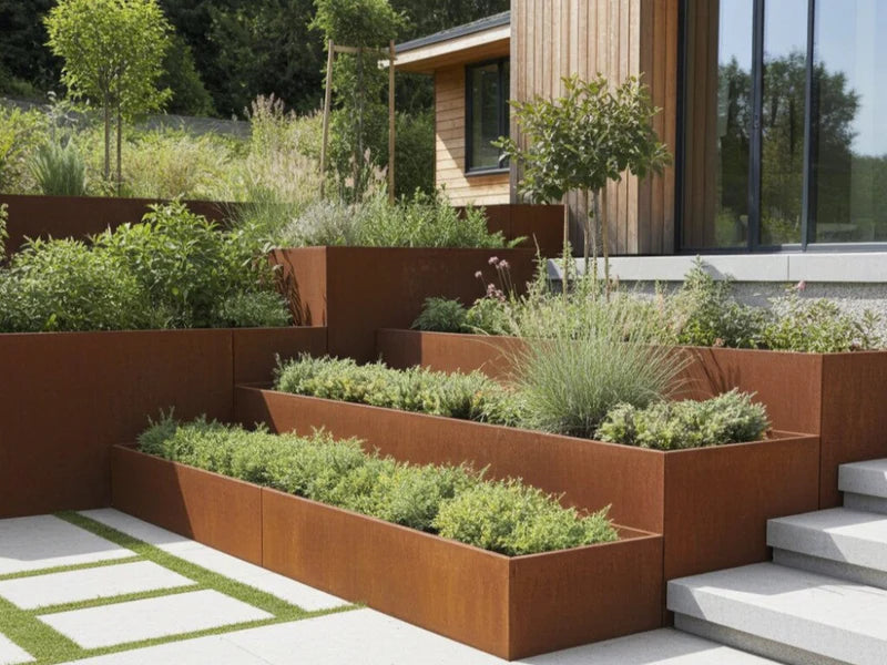 Terrassert støttemur i cortenstål ved trehus