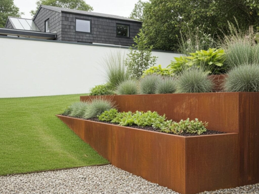 Terrassert støttemur i cortenstål med prydgress