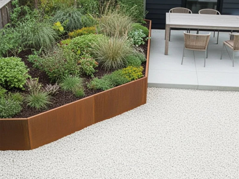 Utvendig hjørne 45 grader til støttemur i cortenstål i hage