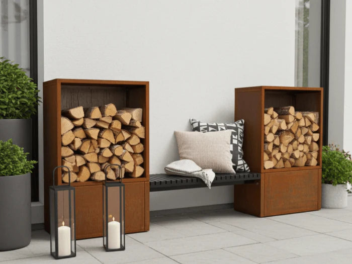 Moderne vedoppbevaring i cortenstål med integrert sittebenk for terrasse og hage