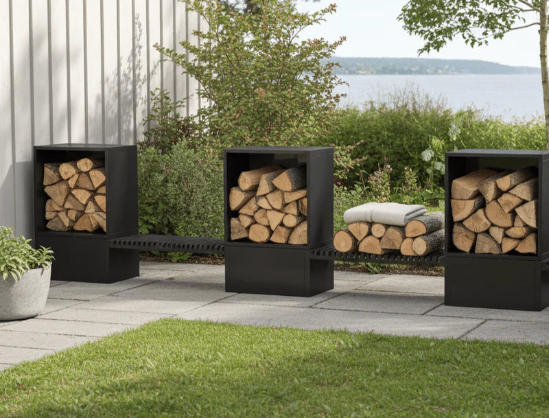 Vedoppbevaring i sort pulverlakkert stål med tre moduler og sammenhengende forbindelse på moderne terrasse