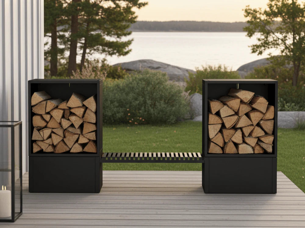 Moderne vedoppbevaring i sort pulverlakkert stål med sitteforbindelse på treterrasse