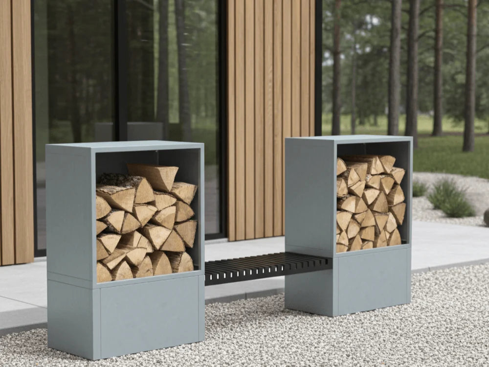 Vedoppbevaring utendørs i galvanisert stål med stablet ved og sittebenk