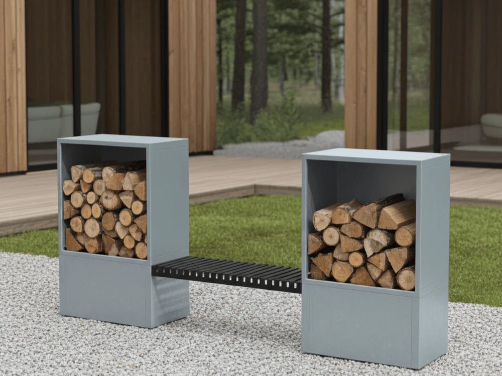 Vedstativ i galvanisert stål med sittebenk på moderne terrasse