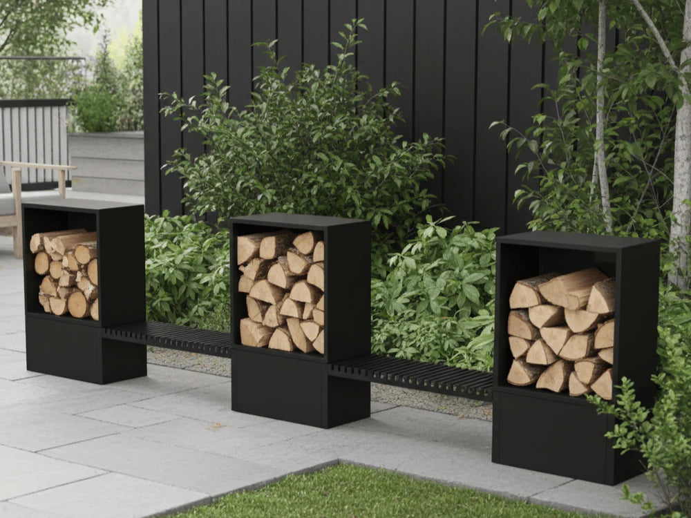 Modulbasert vedstativ i sort stål med tre enheter i moderne hagemiljø