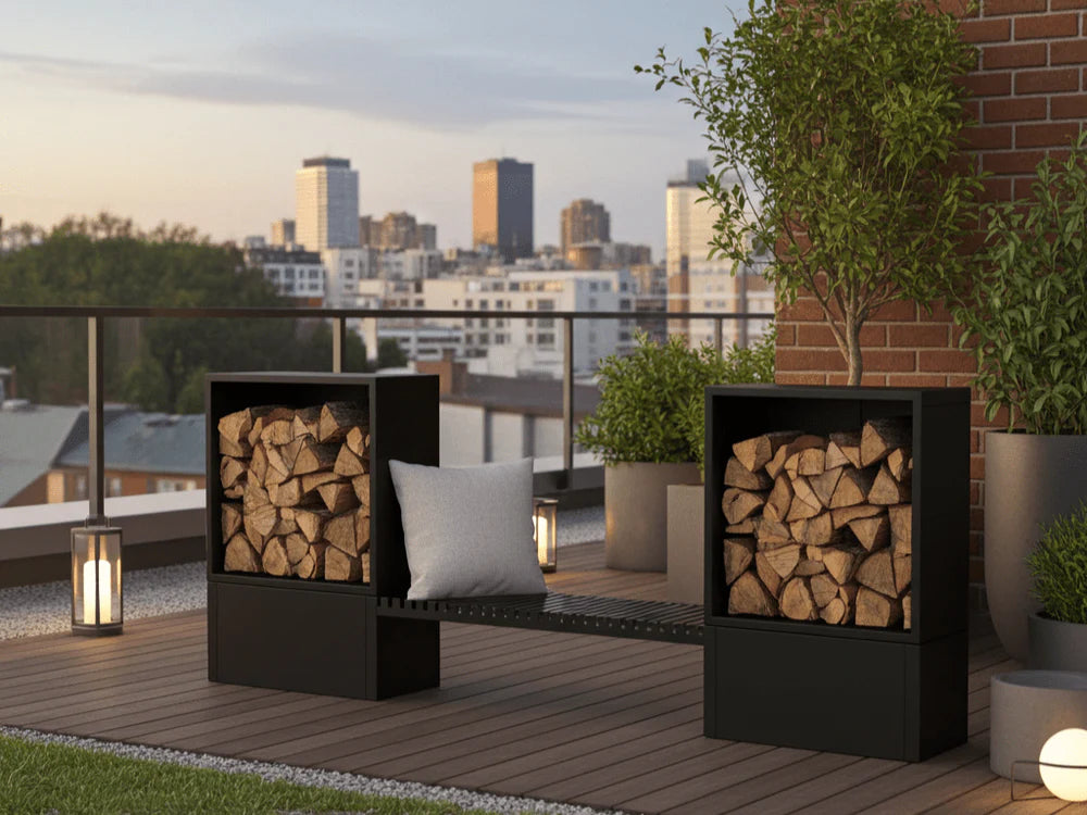 Vedstativ i sort stål med sittemodul på moderne takterrasse