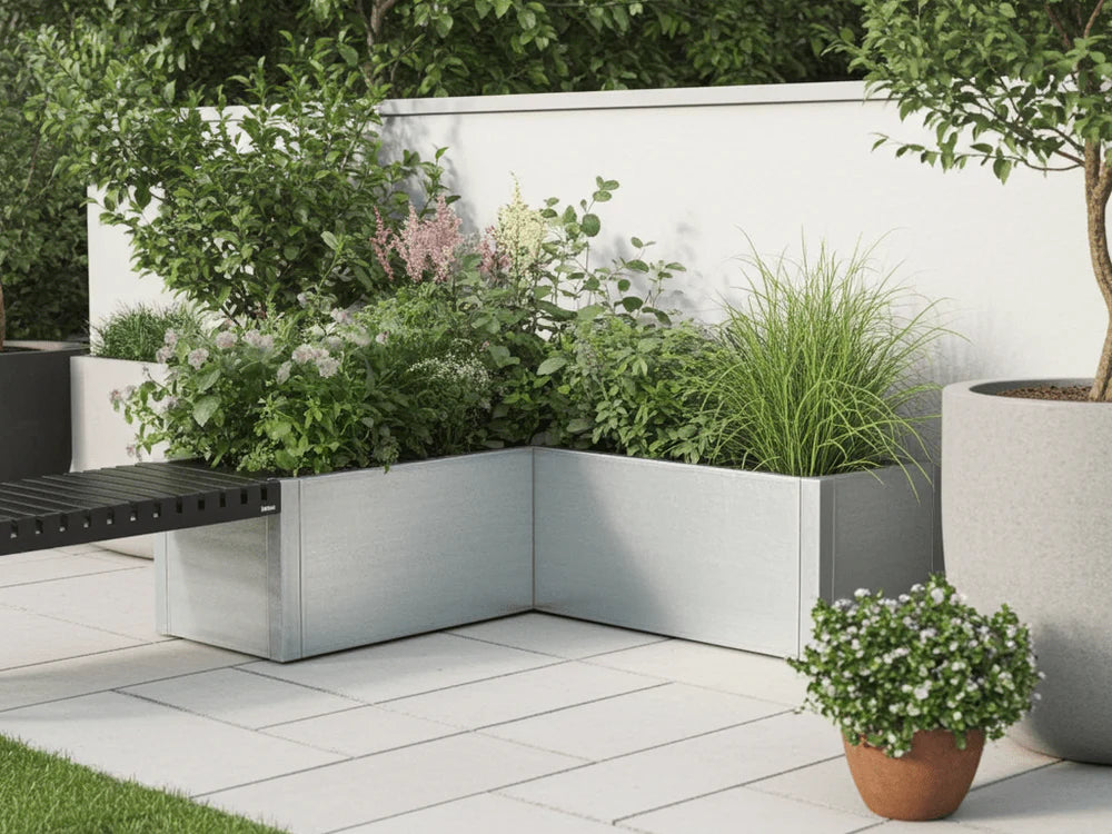 Vinkel plantekasse i galvanisert stål CUBY med integrert svart benk på terrasse