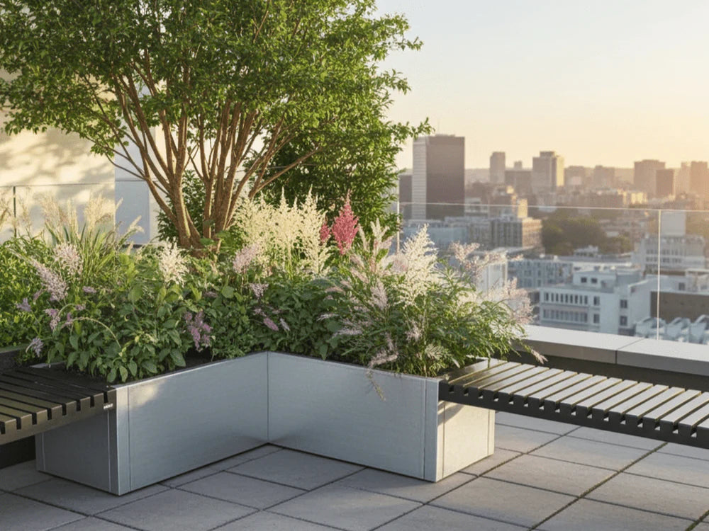 Vinkel plantekasse i galvanisert stål på takterrasse med utsikt over byen