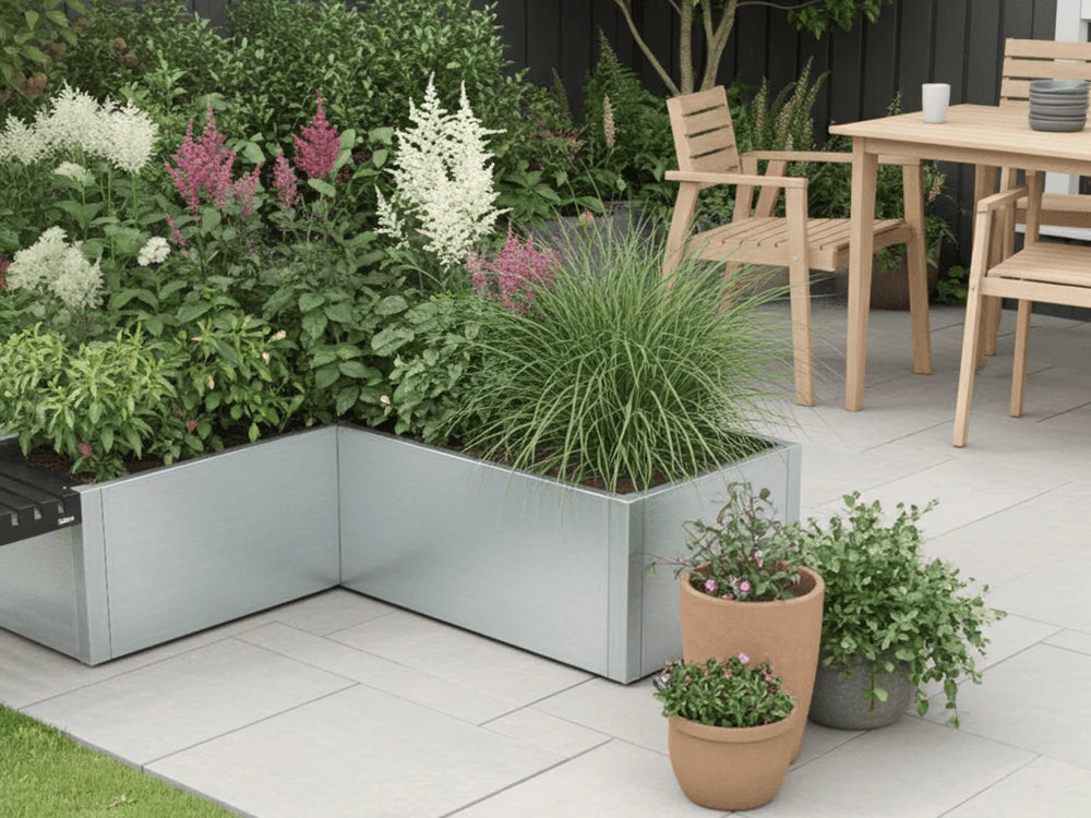 Vinkel plantekasse i galvanisert stål med stauder og prydgress på terrasse