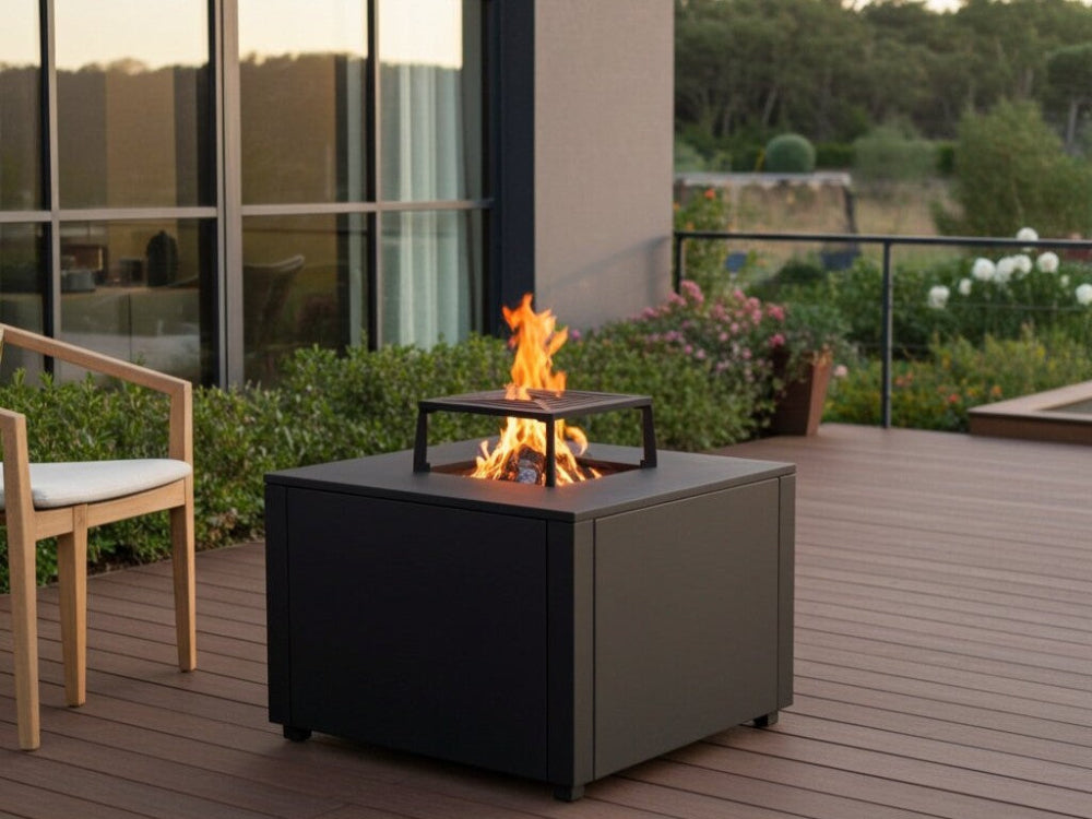 Bålgrill i svartlakkert stål CUBY – 60 × 60 × 40 cm