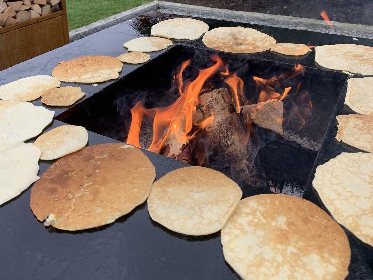 Pandekager på bålgrillen