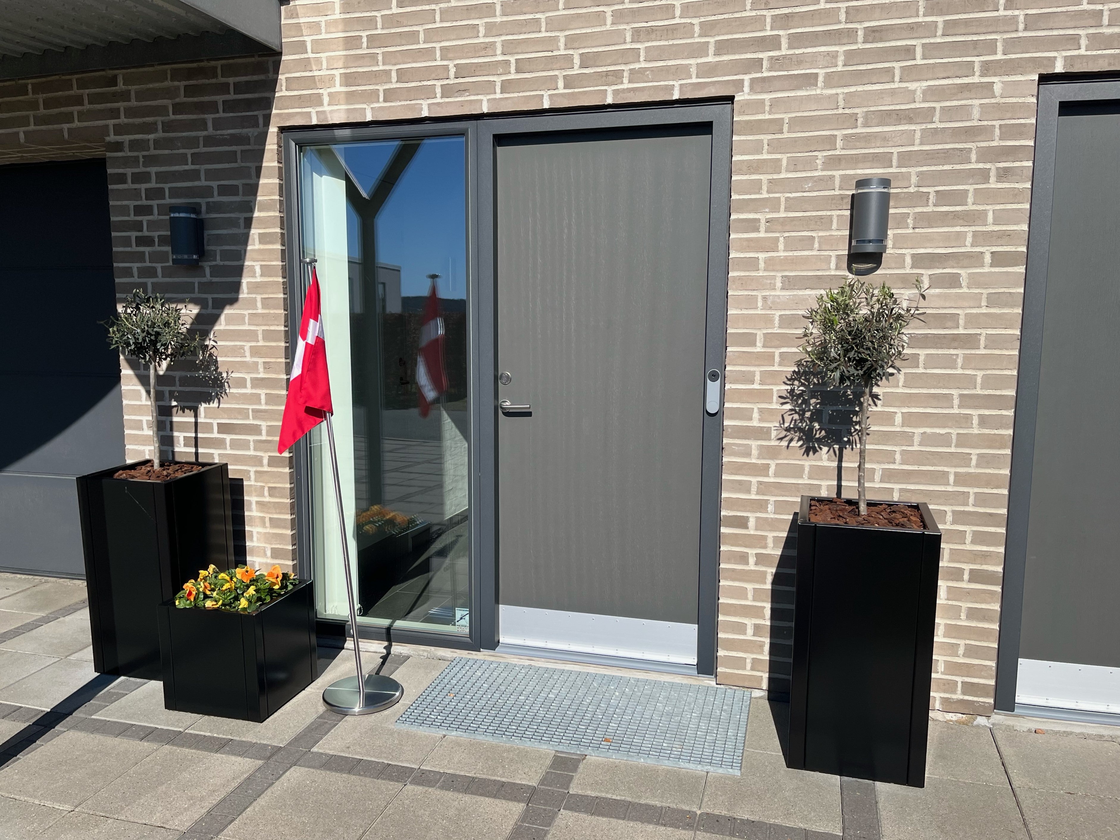 Sorte-plantekasser-forskellige-hoejder-no