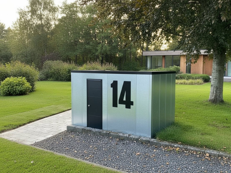 Avfallsstativ i stål med husnummer i hagen